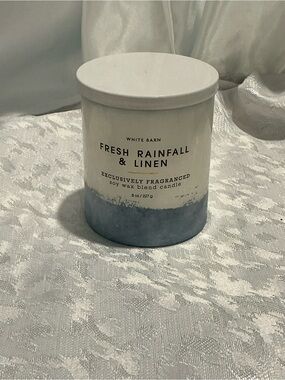 White Barn Fresh Rainfall & Linen Candle - White and Blue Ombre